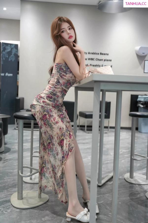   [XiuRen]高清写真图 2025.04.09 No.10128 拍黄瓜girl 碎花连衣短第45张图片